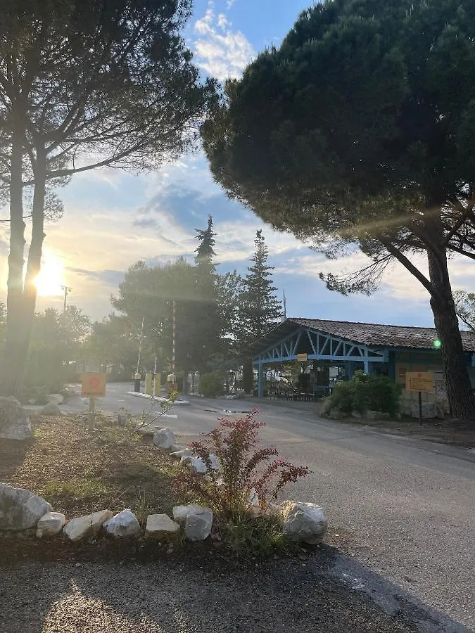 Mobil-Home Au Pied Du Luberon La Roque-d'Antheron Campsite